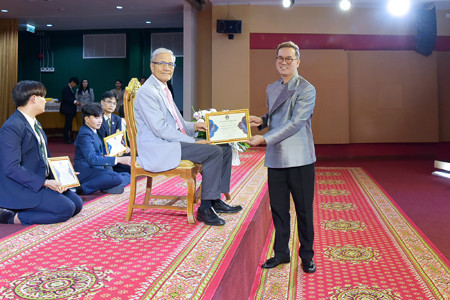 มอบโล่วันสถาปนามหาวิทยาลัยราชภัฏพระนคร