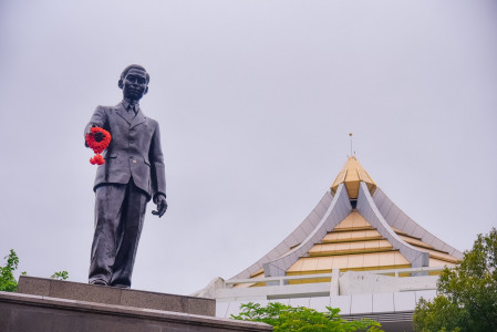 พิธีวางพานพุ่มถวายราชสักการะ เนื่องในโอกาสวันคล้ายวันพระบรมราชสมภพครบ 100 ปี พระบาทสมเด็จพระปรเมนทรมหาอานันทมหิดล พระอัฐมรามาธิบดินทร